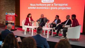 Participantes de la primera mesa redonda en Tarragona, con los representantes de Salou, el ICF, PortAventura y Ametller Origen.
