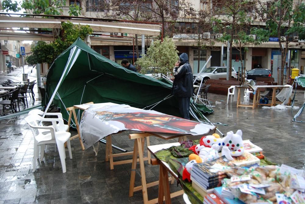 Ein lokales Unwetter hat am Freitag (22.4.) die Bücherstände zerstört, die aus Anlass des Sant Jordi-Tages am Samstag auf der Plaça d'Espanya in Inca aufgebaut worden waren.