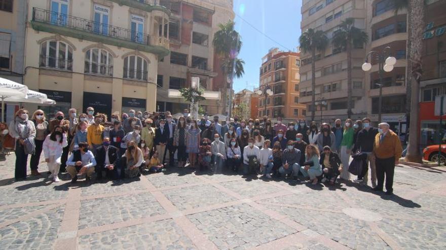 Falleros y autoridades tras bendecirse la Cruz de Mayo. | ALFONSO ROVIRA