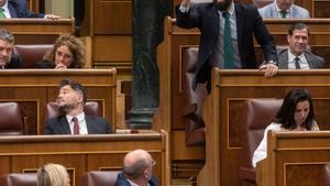 El diputado de VOX Manuel Mariscal responde a un diputado del PSOE, durante un pleno en el Congreso de los Diputados, en mayo de 2023.