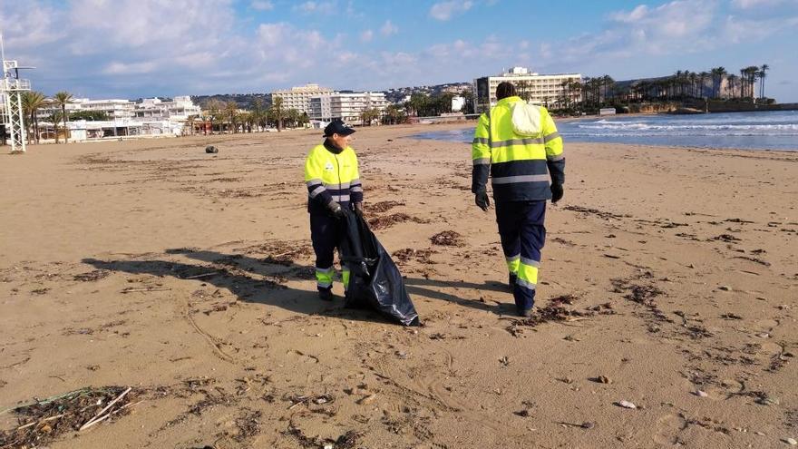 Xàbia limpia una playa a la que no va a ir nadie