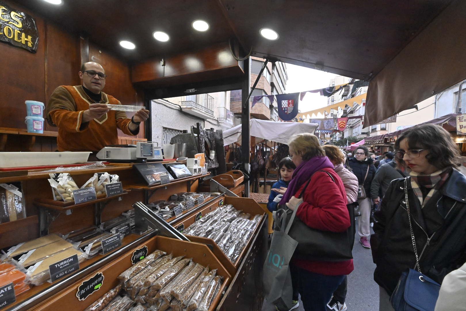 Acércate en imágenes al mercado medieval de Vila-real