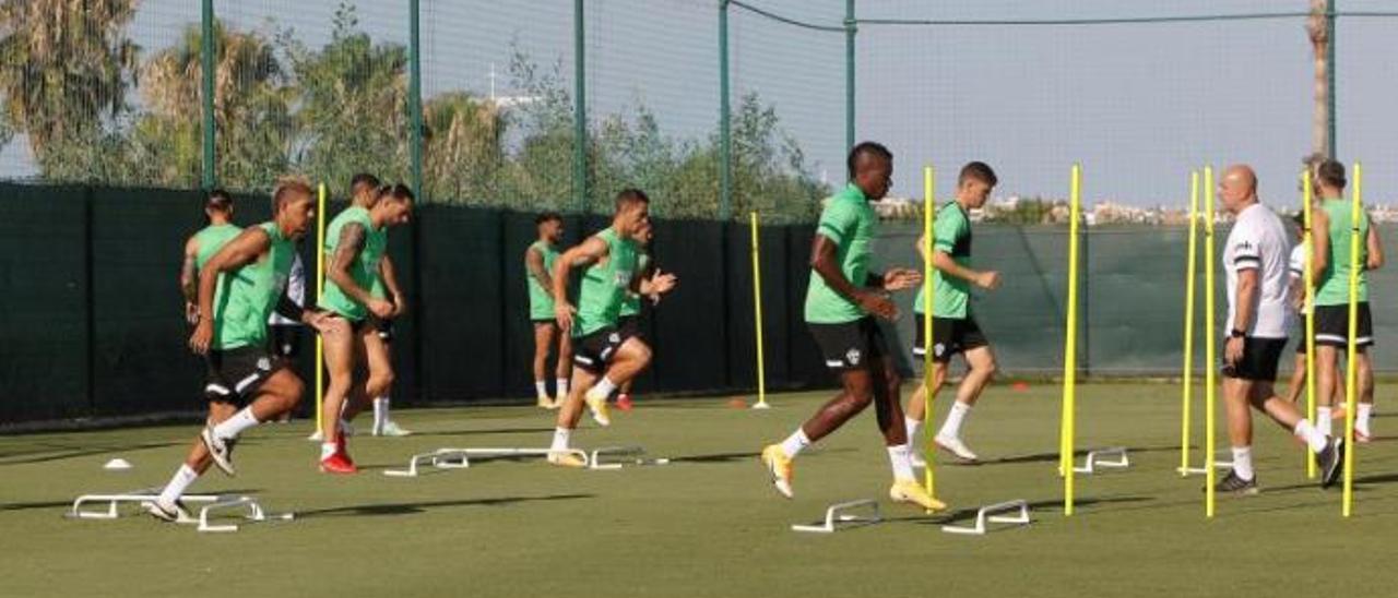 Los jugadores del Elche entrenando en las instalaciones de La Finca Golf de Algorfa