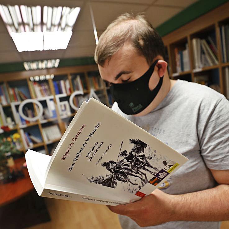Pablo Sánchez Rodríguez lee un ejemplar de “Don Quijote de la Mancha”. | Luisma Murias