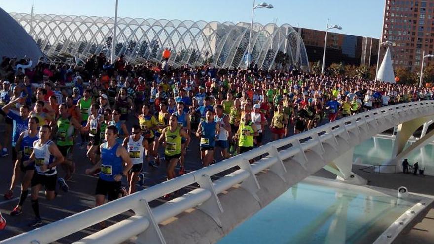 Los corredores toman las calles de Valencia con motivo del Maratón 2014. Fotografía: Arturo Iranzo