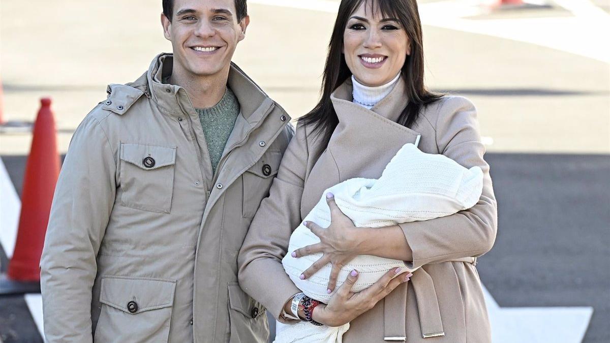 Christian Gálvez y Patricia Pardo saliendo del hospital en el que dieron la bienvenida a su primer hijo