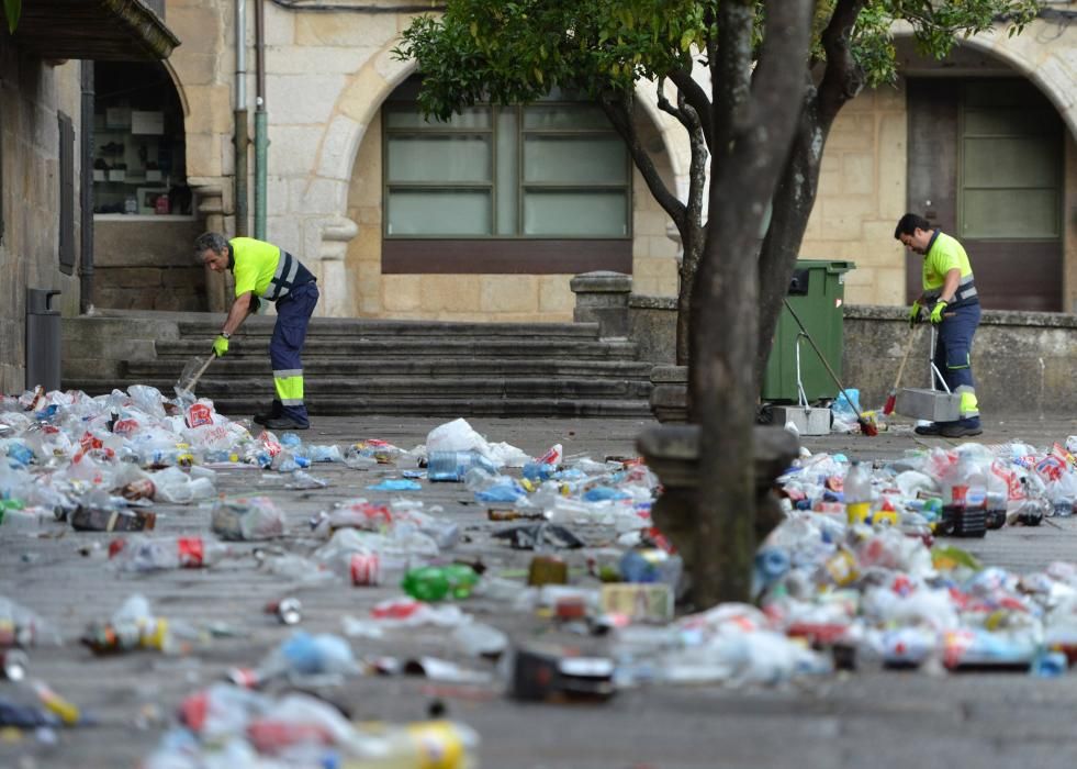 El primer día de peñas deja toneladas de basura en las calles