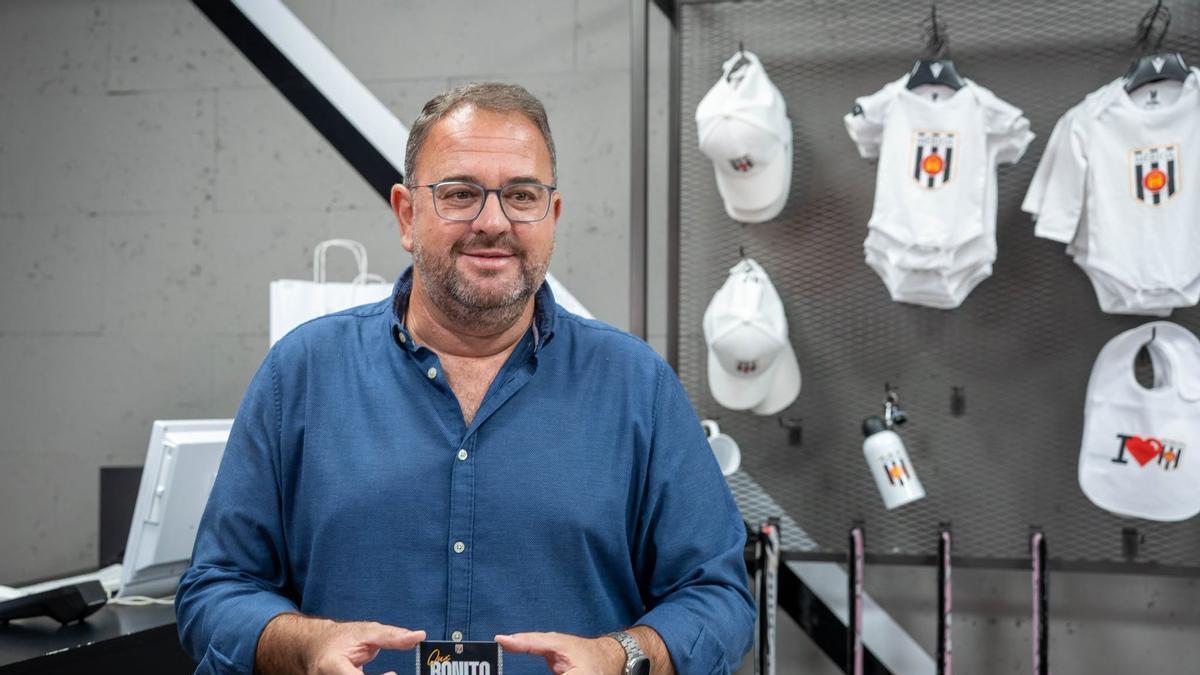 Rodríguez Osuna renueva su abono del Mérida AD en la tienda oficial del club.
