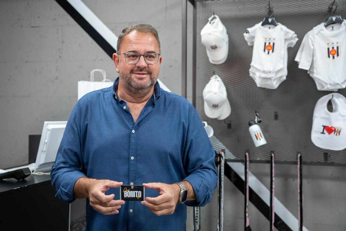 Rodríguez Osuna renueva su abono del Mérida AD en la tienda oficial del club.