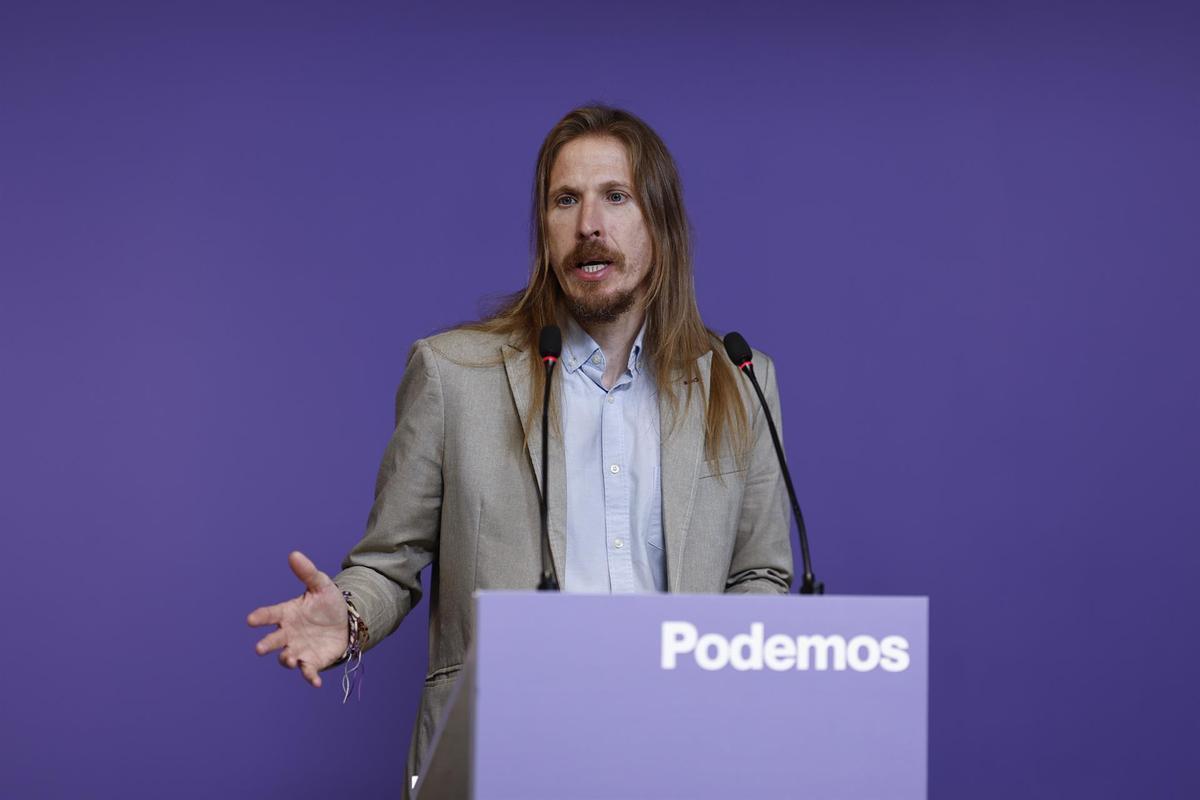 El portavoz de Podemos, Pablo Fernández, este lunes en rueda de prensa.
