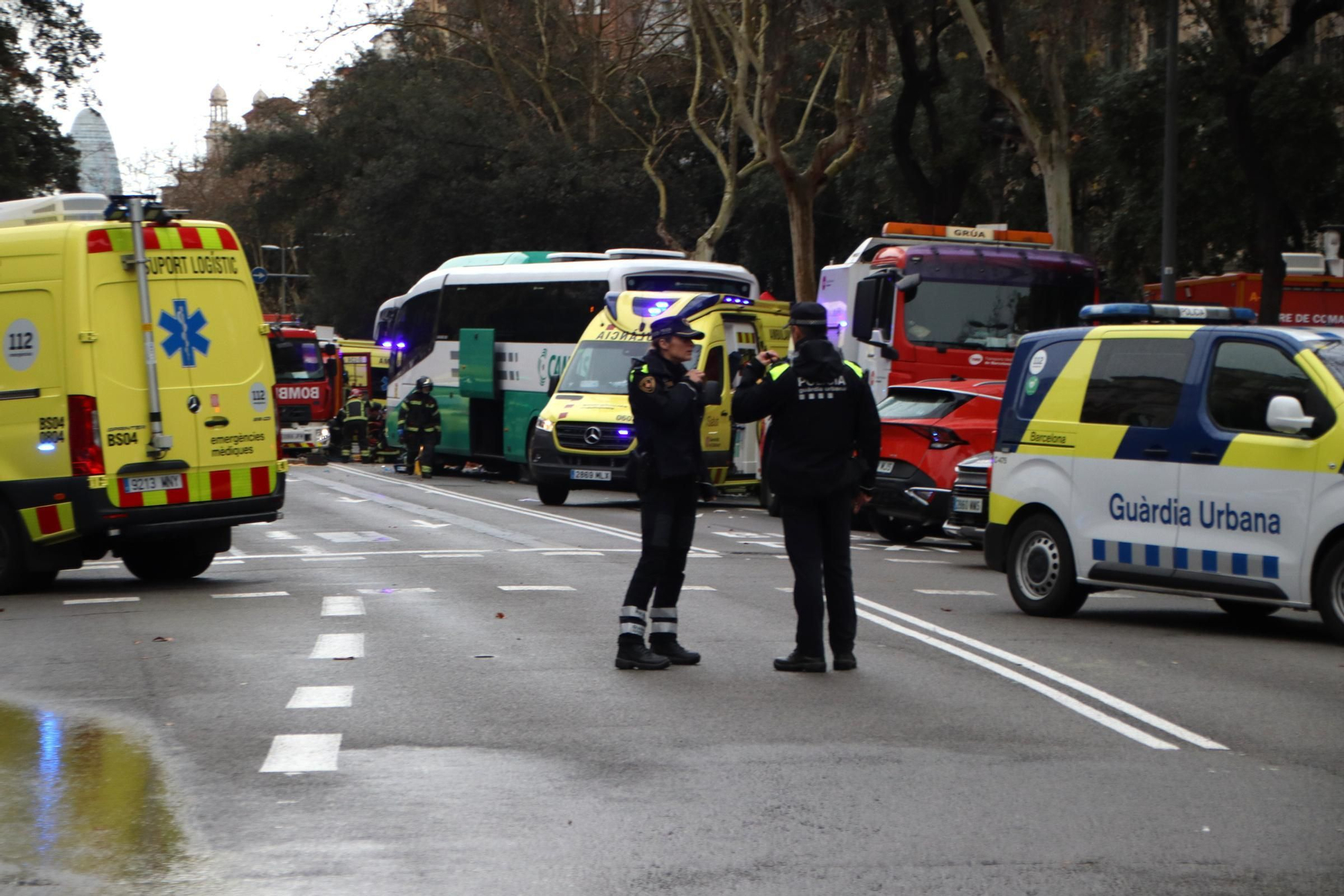 Les fotos del xoc entre dos autocars a Barcelona