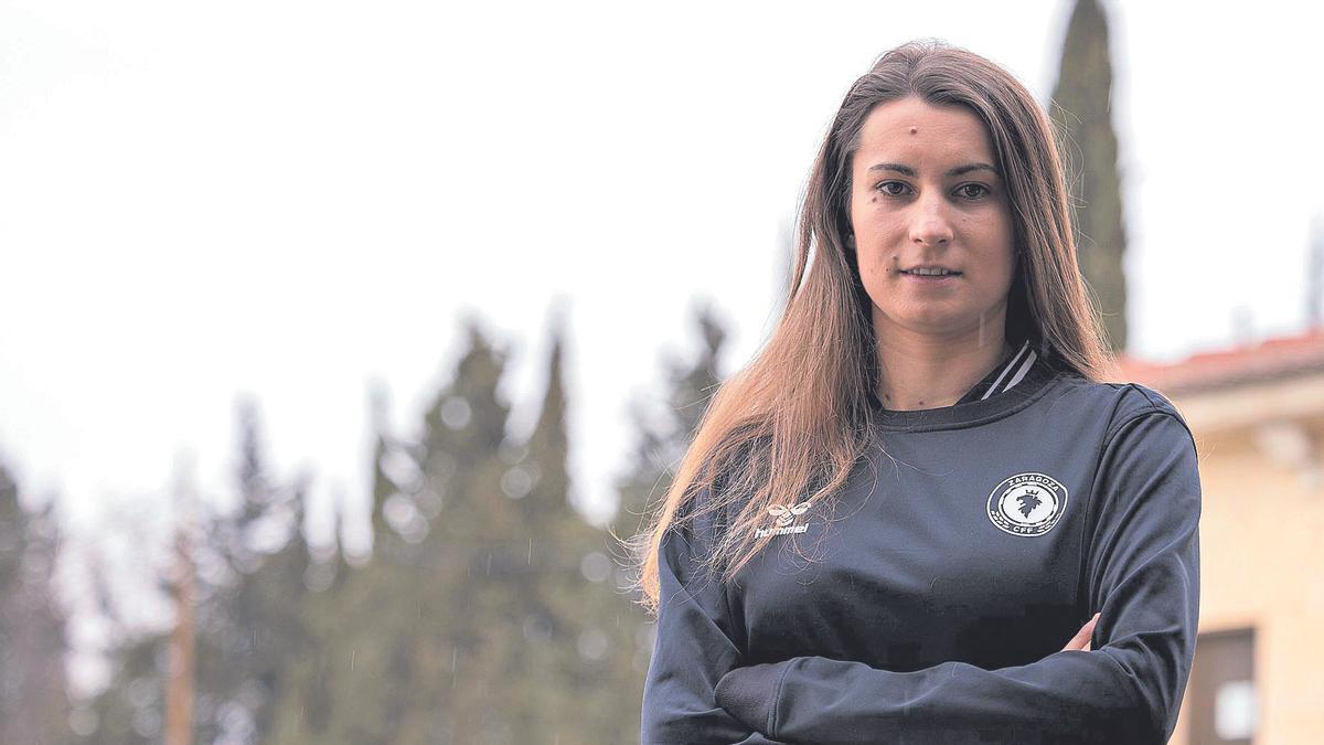 Andrea Calvo, segunda entrenadora del Zaragoza CFF, posa en el campo de Mudéjar.