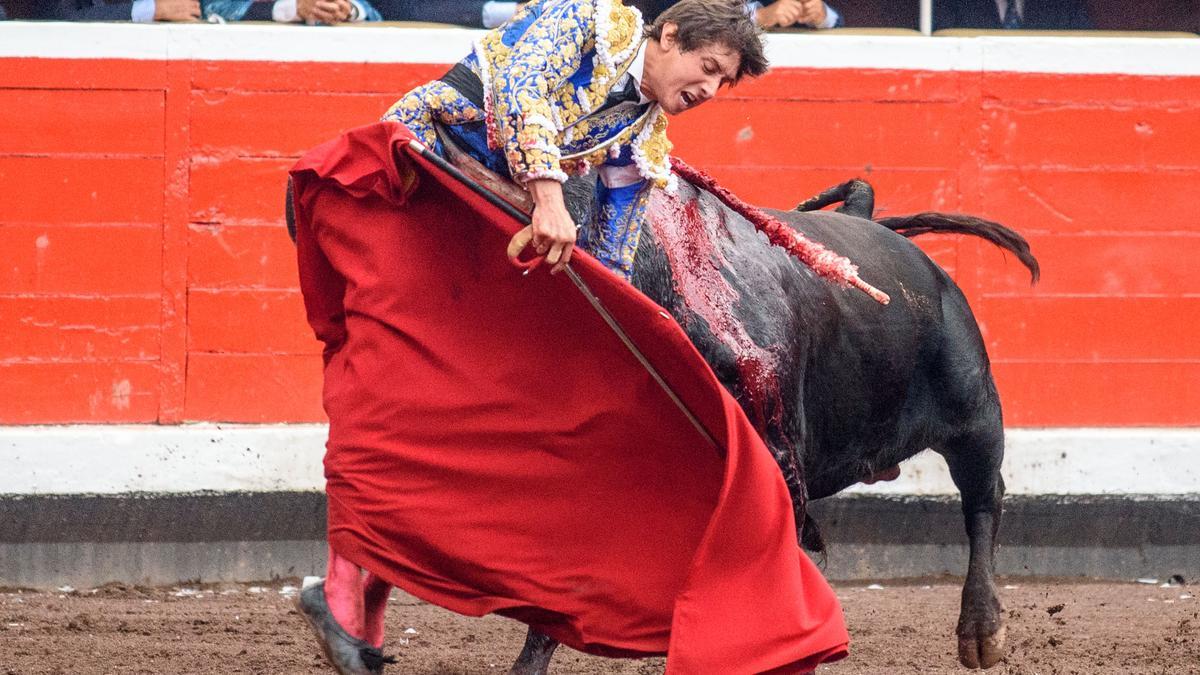 El diestro Roca Rey, durante su faena con el primer toro de la tarde de este jueves en Bilbao.