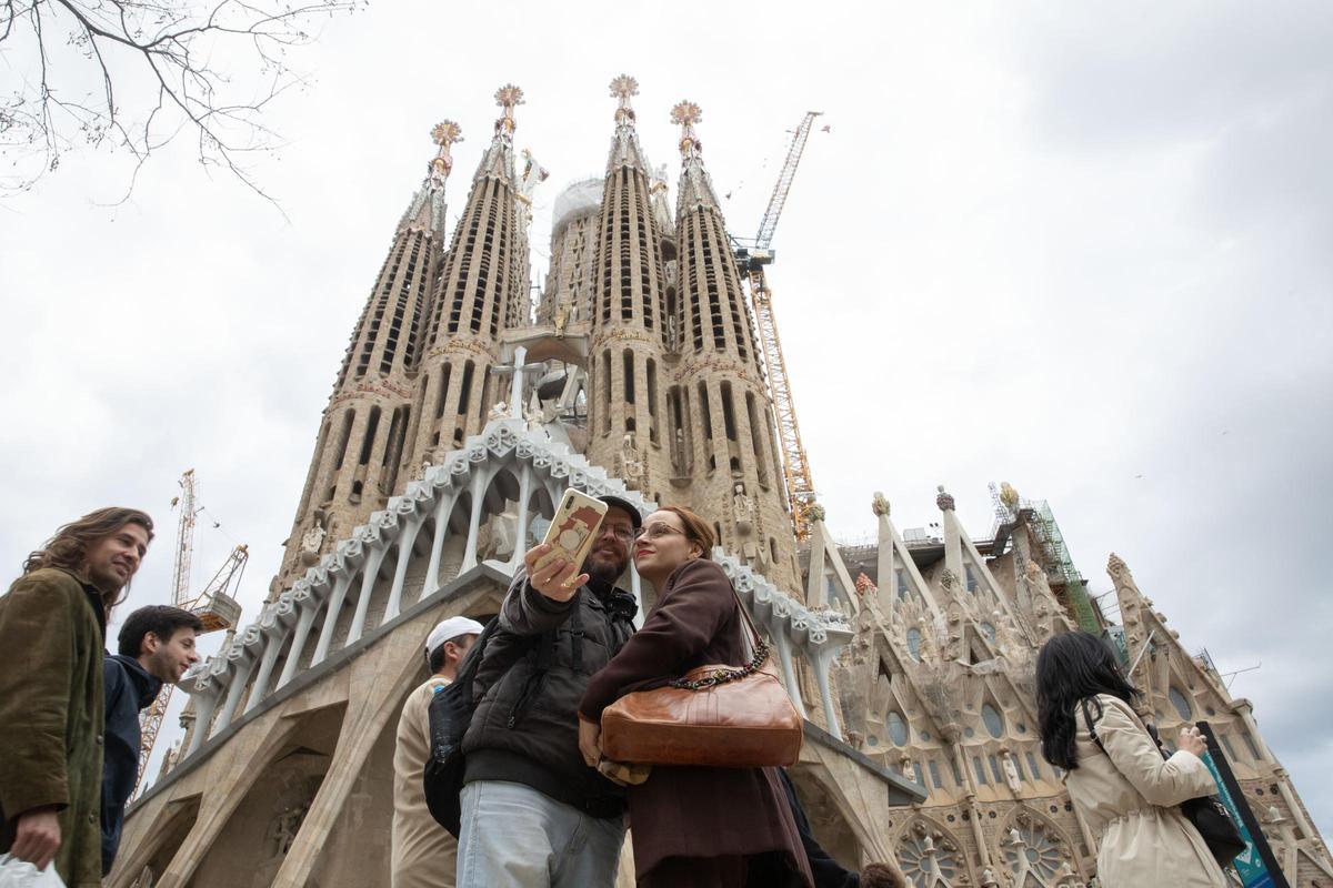 Los turistas llenan Barcelona pese al mal tiempo