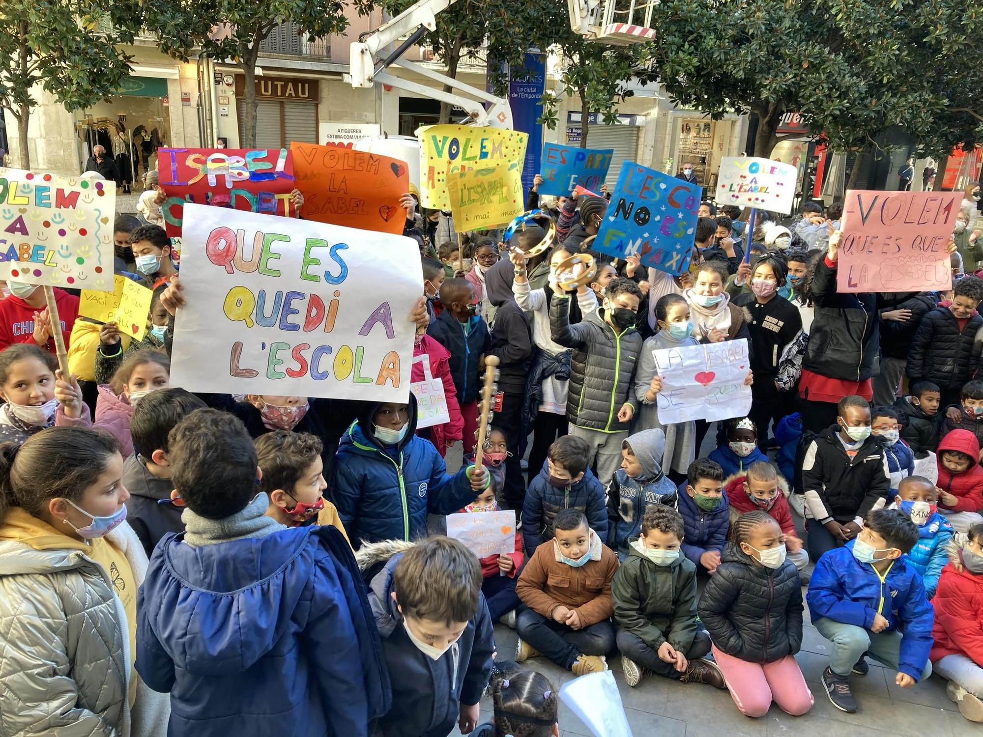 Protesta de l'Escola Anicet de Pagès davant l'Ajuntament de Figueres en defensa de la seva conserge