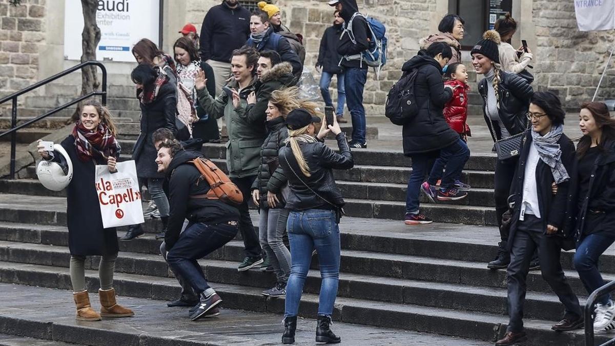 jcarbo36955202 barcelona 20 1 2017    turistas por la pla a catedral  foto 170123183004