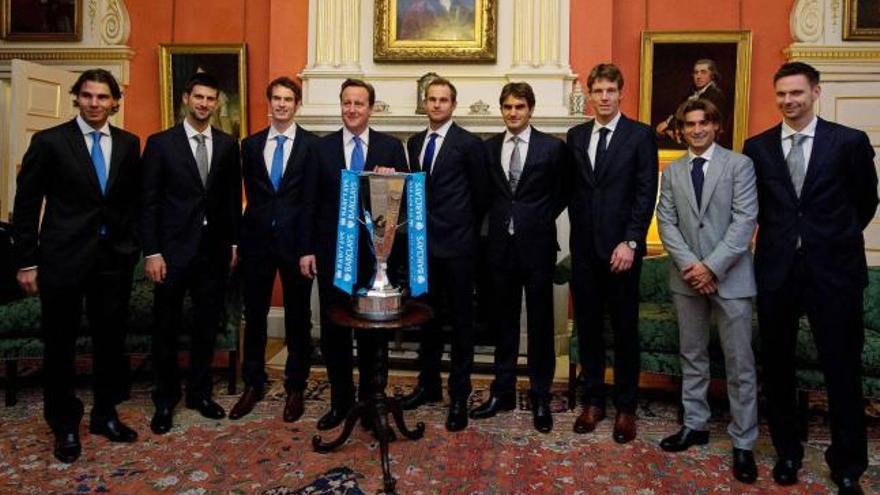 Los tenistas posan con el trofeo junto al primer ministro británico, David Cameron.