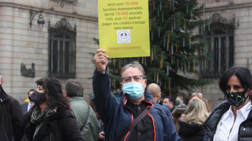 Un propietari d&#039;una agència de viatges durant la protesta a la plaça Sant Jaume