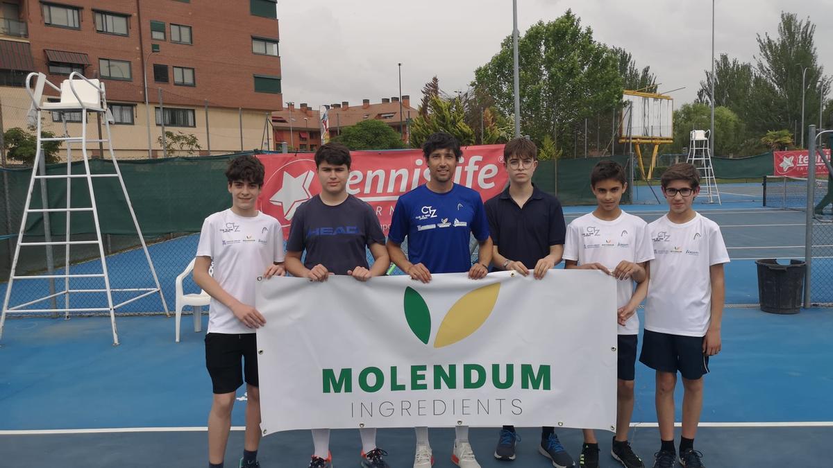 EL EQUIPO CADETE MASCULINO CON EL CAPITAN ROBERTO RECIO