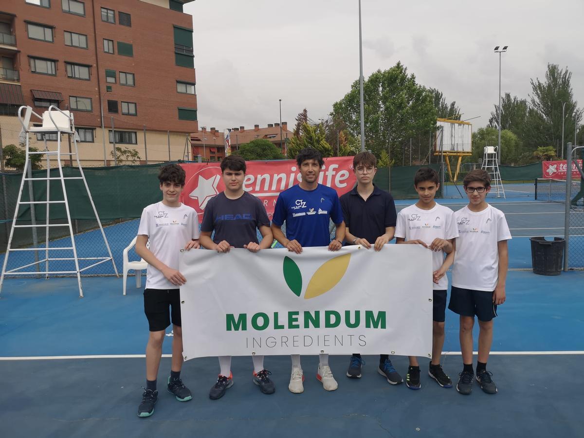 EL EQUIPO CADETE MASCULINO CON EL CAPITAN ROBERTO RECIO