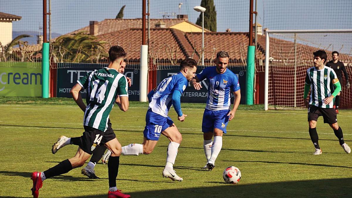 Carles Coto, en acció durant el derbi contra el Peralada.  | UE FIGUERES