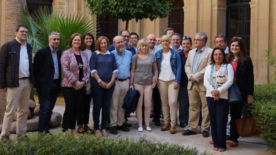 Noelia Arroyo (3ª dcha., delante) y María Comas (3ª izda.) con los responsables de los museos de la Región.