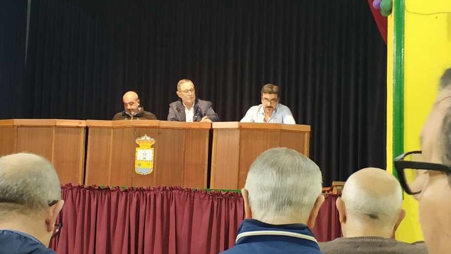 Por la izquierda, Pedro del Sol (tesorero), Luis María García y Rubén Palacios (secretario), en la asamblea.