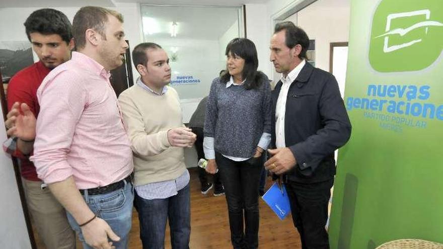 Susana López Ares, con miembros del PP de Mieres.