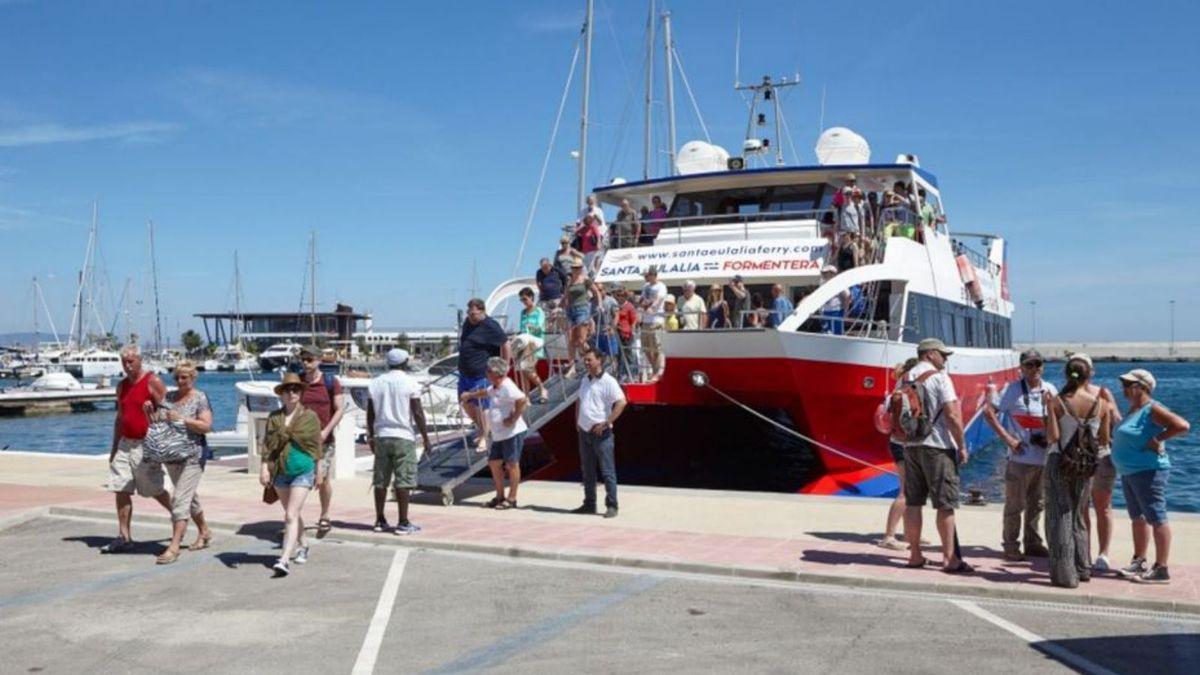 Imagen de archivo del muelle de excursiones de Formentera.