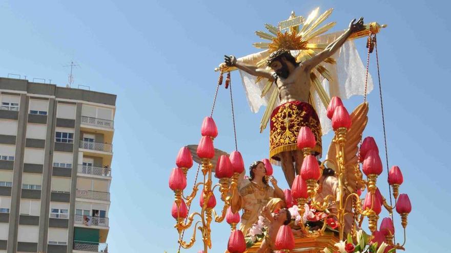 Juan José Gómez, en primera línea ejerciendo de costalero.