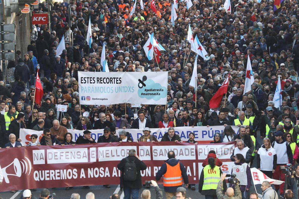 Pancartas arriba por una sanidad pública a la altura de los gallegos XOÁN ÁLVAREZ