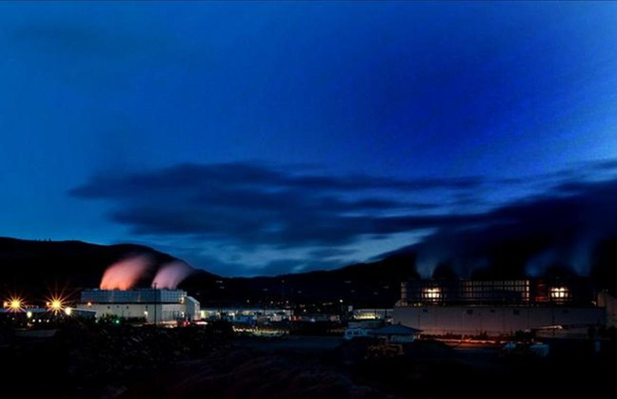 Columnas de vapor de agua saliendo de las torres de refrigeración del centro de datos de Google en The Dalles (Oregón, EEUU).