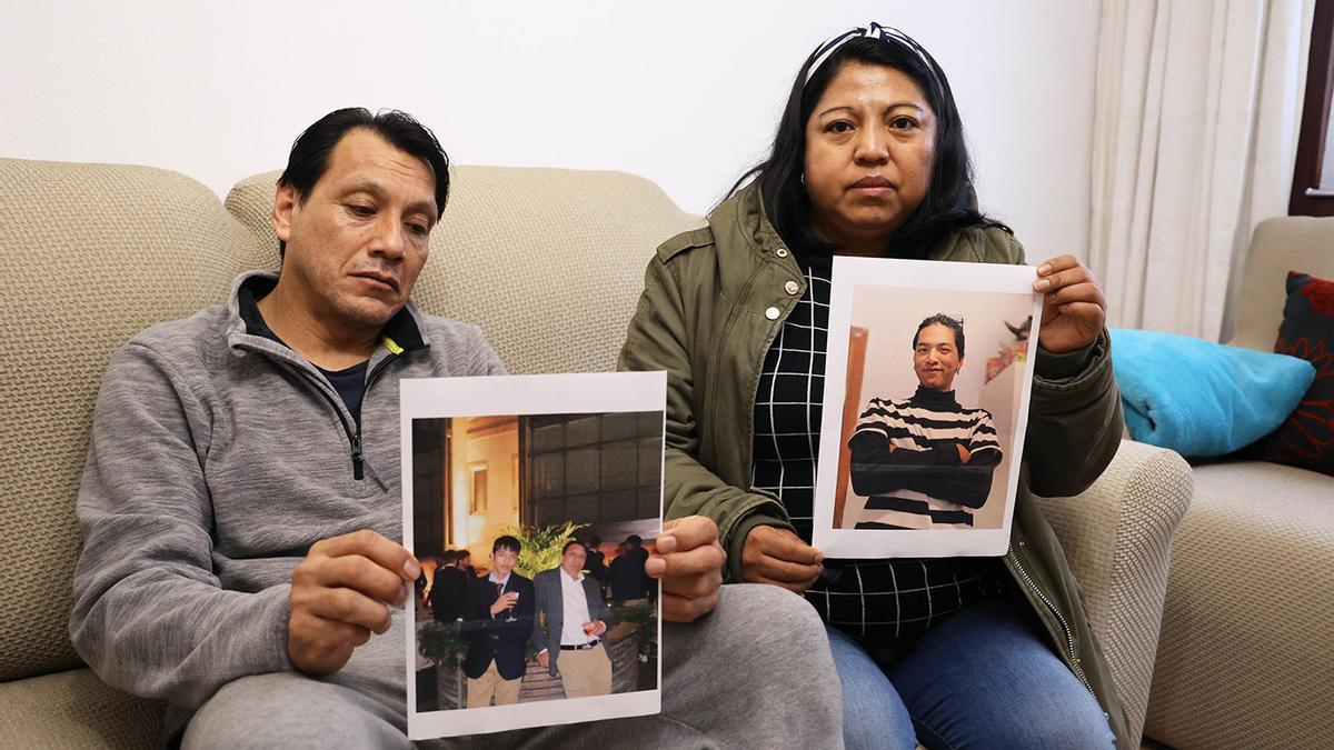 Jorge y María Eugenia muestran fotografías de su hijo Jorge Joel, que permanece desaparecido desde hace ya tres semanas.