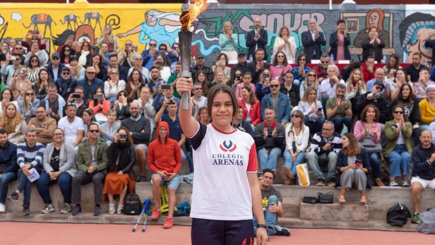 Una alumna del colegio Arenas porta la antorcha de la Olimpiada del centro. | | LP/DLP