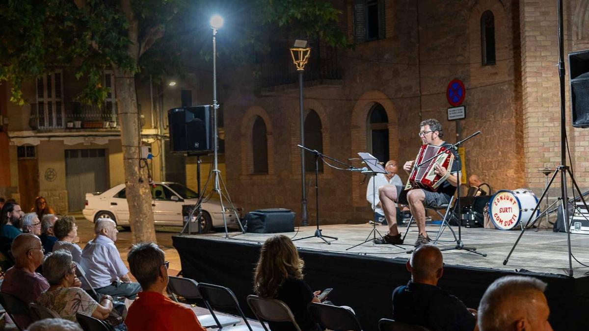 Navàs viu una nit de Festa Major amb acordions, gegantons, foc i molta música