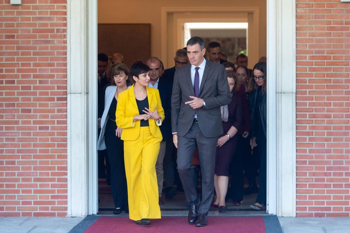 El presidente del Gobierno, Pedro Sánchez, y la ministra de Vivienda, Isabel Rodríguez, durante un encuentro con organizaciones sociales y representantes del sector de la vivienda en Moncloa el pasado año.