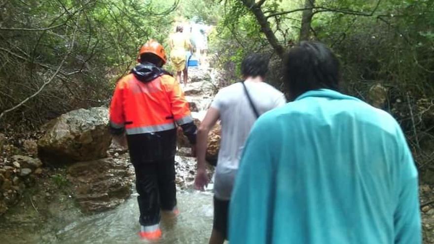 Rescatan a un grupo de bañistas atrapado por la tormenta en la cala de Els Testos de Benitatxell