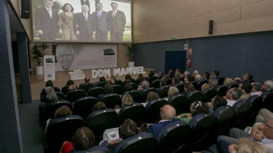 El salón de actos del Club INFORMACIÓN se llenó para arropar a la familia Peláez en la presentación del documental «Don Manuel», sobre Manuel Peláez Castillo.