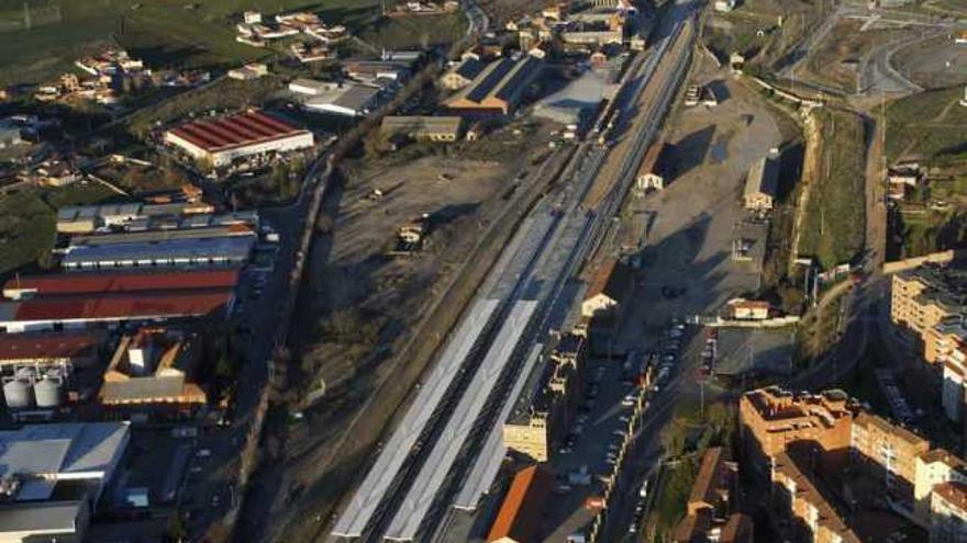 Colocación de los últimos tramos de vía para el AVE, en una fotografía aérea realizada la pasada semana en la estación de Zamora capital.