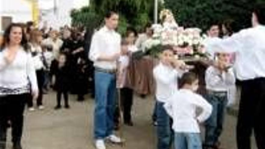 Niños procesionan por san jose