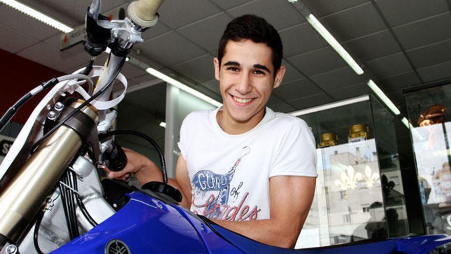 Luis Salom posa en la tienda de su familia en Palma.