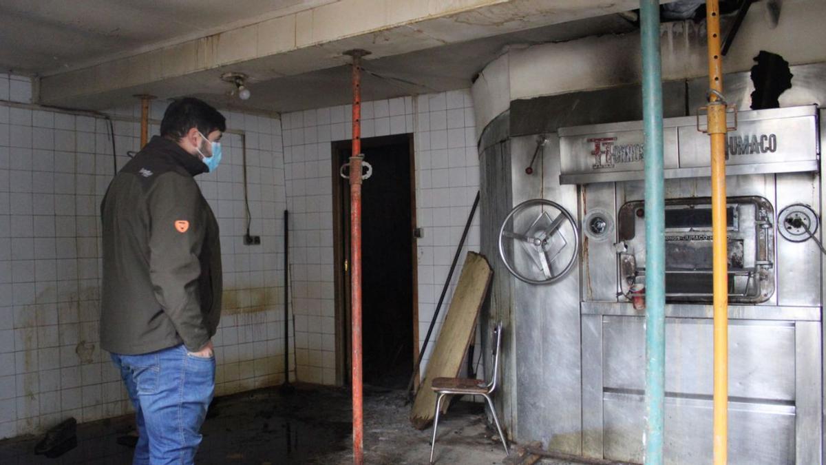 Abdón Fernándéz Diéguez observa el estado del horno. A la izquierda con su padre a la puerta de la panadería. | Araceli Saavedra