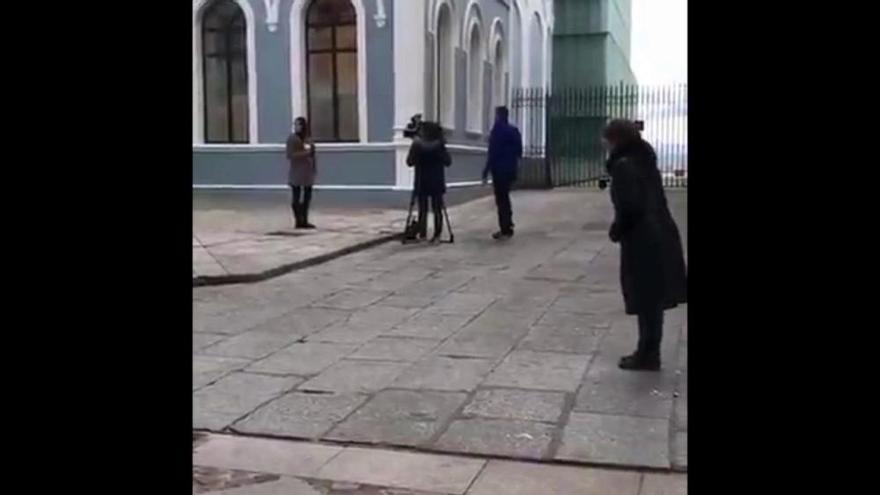 Una mujer protesta contra Rajoy en Zamora