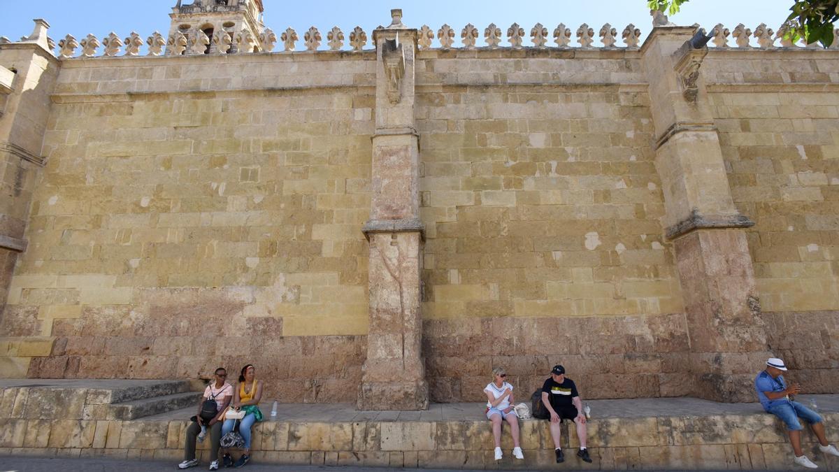 Algunos turistas descansan a la sombra en las inmediaciones de la Mezquita-Catedral.