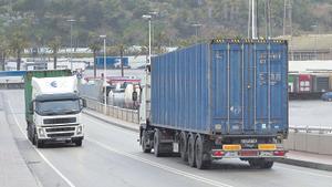 Circulación de camiones en el puerto de Barcelona.