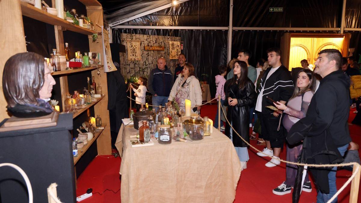 Visitantes en la exposición 'The Magical Miniworld Experience' en Vialia Vigo.