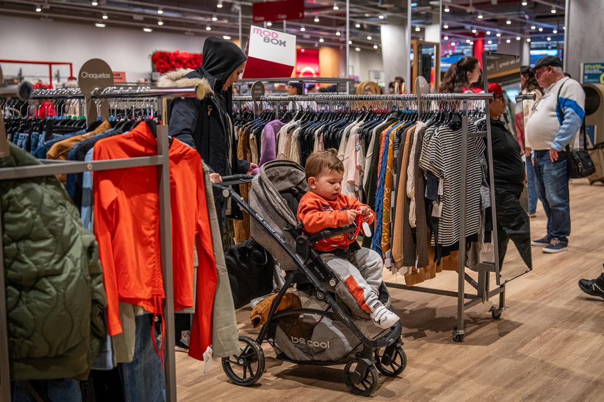 Furor y ofertas en el estreno de la primera tienda en Barcelona del outlet de grandes marcas TK-Maxx
