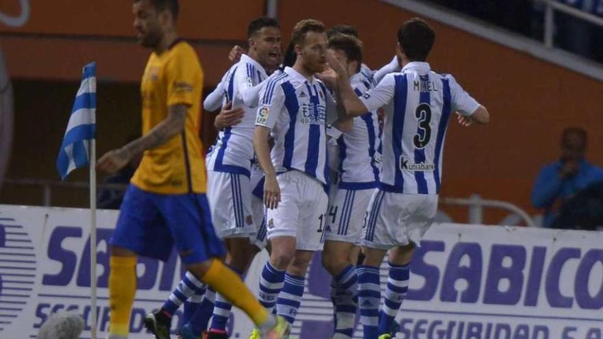 Los donostiarras celebran el gol, mientras Alves camina cabizbajo.