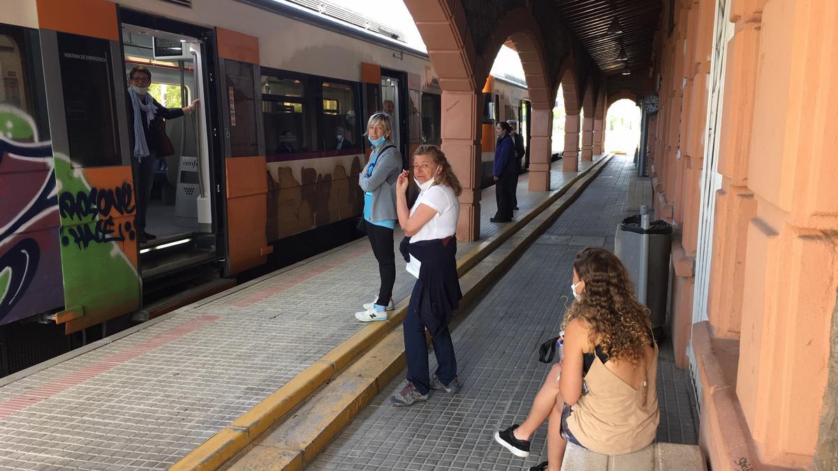 Viatgers esperant el tren a l&#039;estació de Puigcerdà