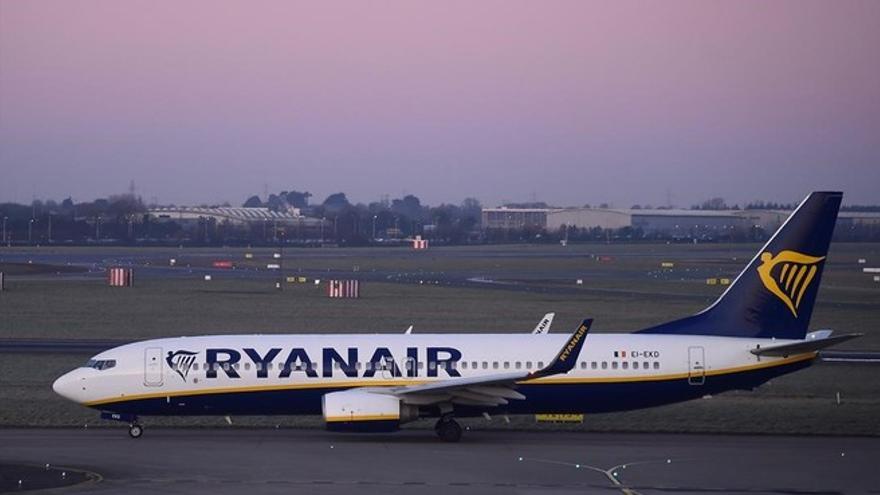 Los &#039;azafatos&#039; de Ryanair denuncian a la compañía por no regularizarles los contratos